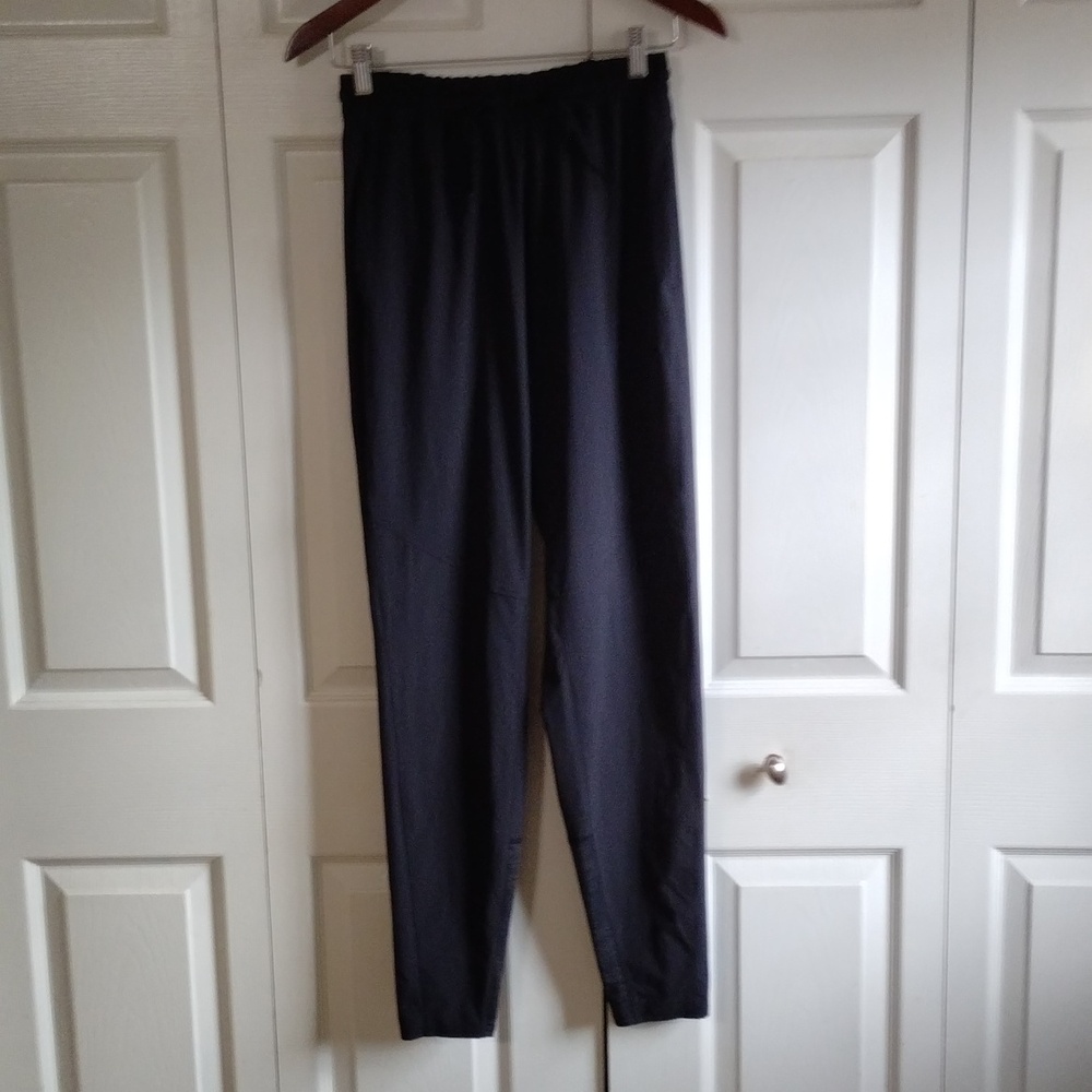 Outdoor voice reflecting on the back back pocket wind jogger style elastic tye P